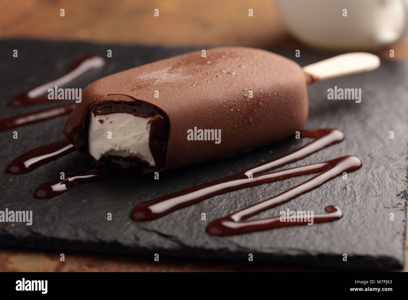 Eis bar überzogen mit Schokolade auf einer Schiefertafel board Stockfoto