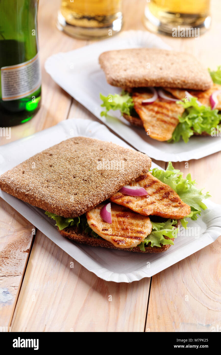 Sandwich mit gegrilltem Huhn und Bier Stockfoto