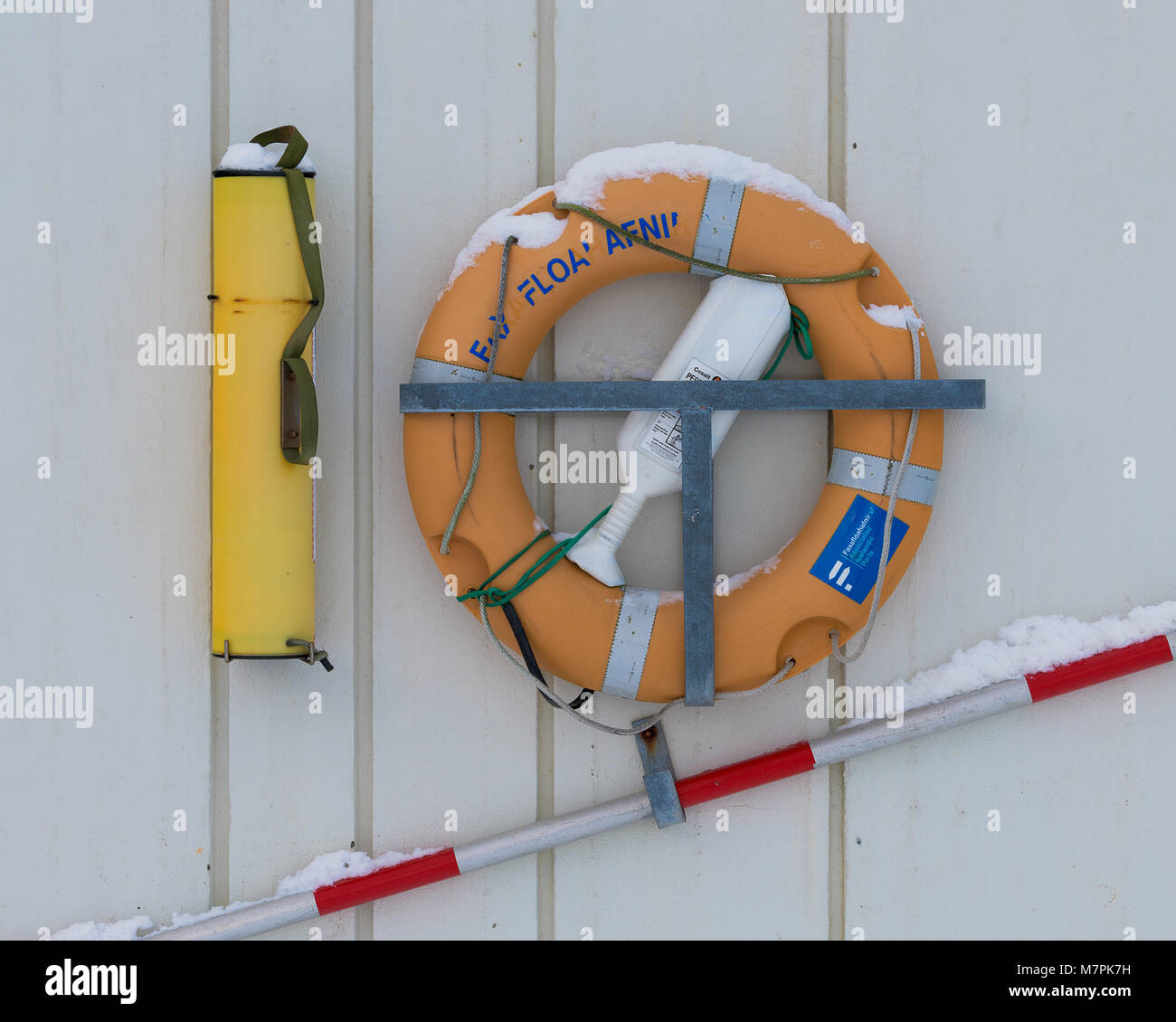 Ein paar Rettungsschwimmer Ausrüstungsgegenstände hängen an Marina Wand Stockfoto