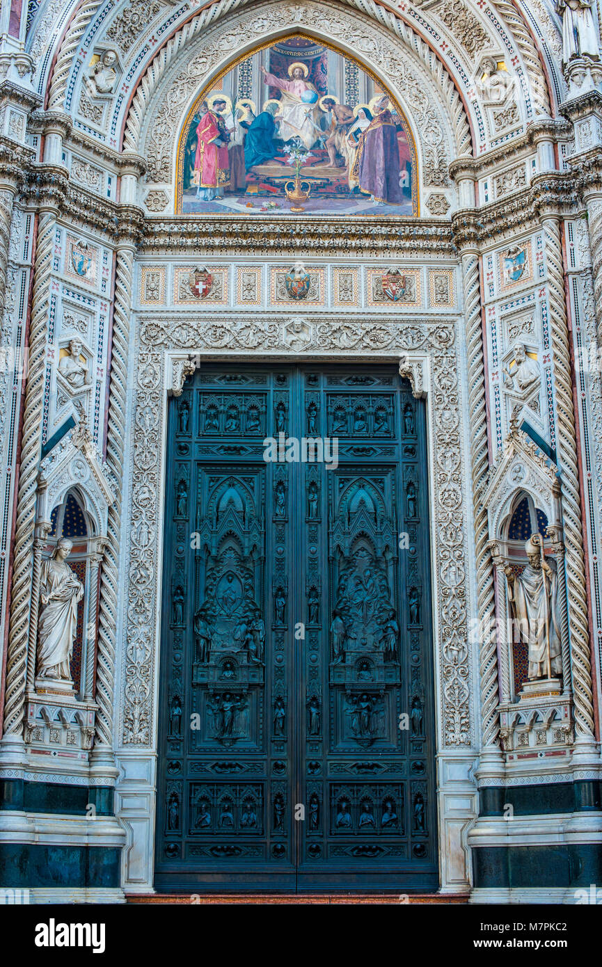 Die Kathedrale Santa Maria del Fiore in Englisch "Kathedrale der Heiligen Maria von der Blume") ist die wichtigste Kirche von Florenz, Italien. Il Duomo di Firenze Stockfoto