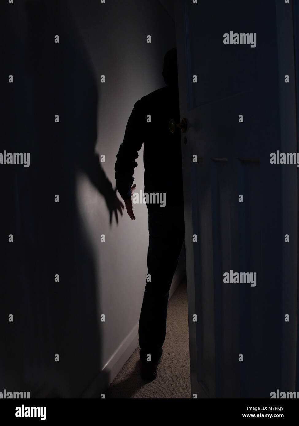 Schatten eines Menschen Haltearm, in einem dunklen Zimmer Stockfoto