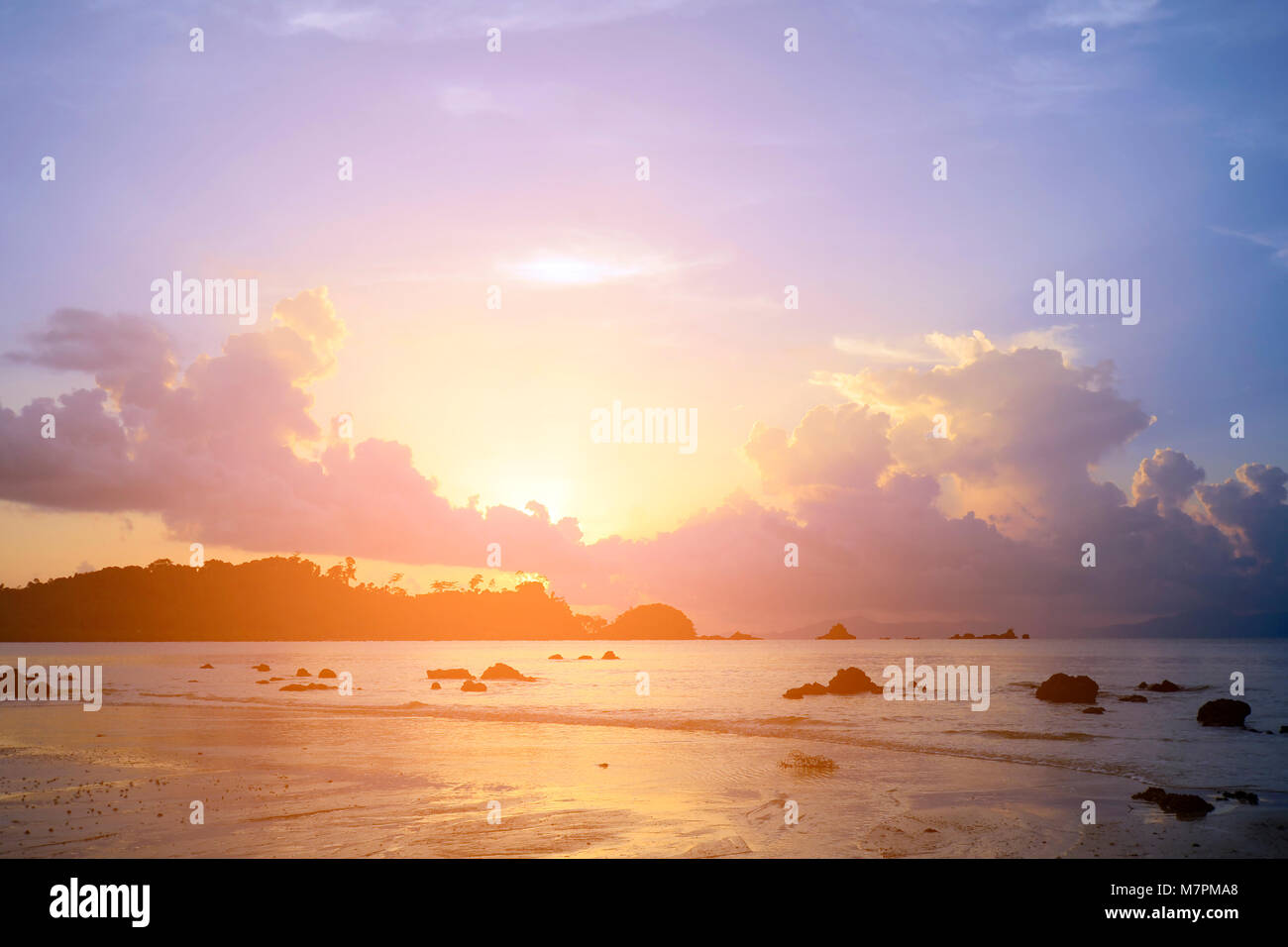 Sonnenuntergang am Meer Hintergrund mit starker Sonneneinstrahlung. Stockfoto