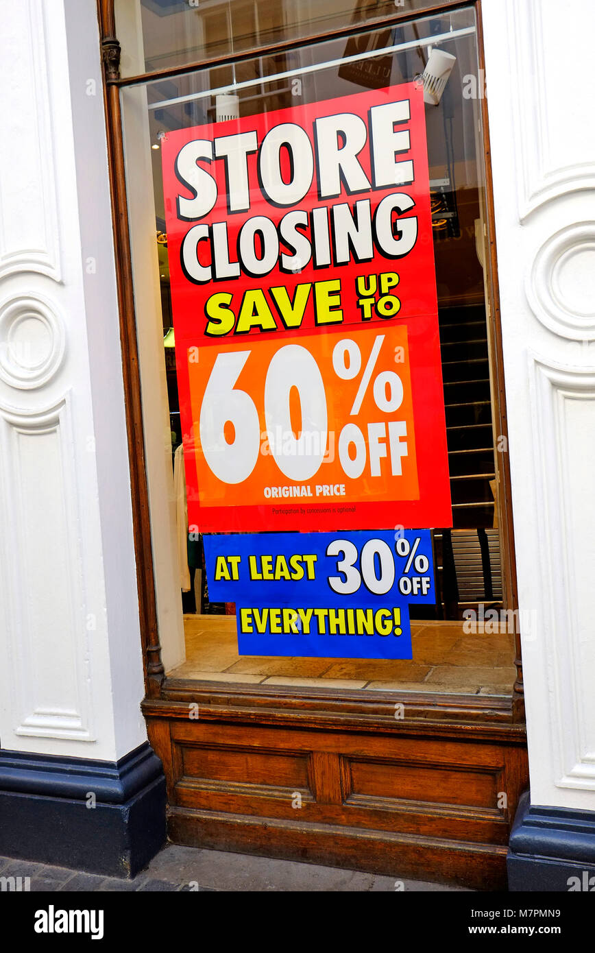 Store Schließung Verkauf Plakat im Schaufenster Stockfoto
