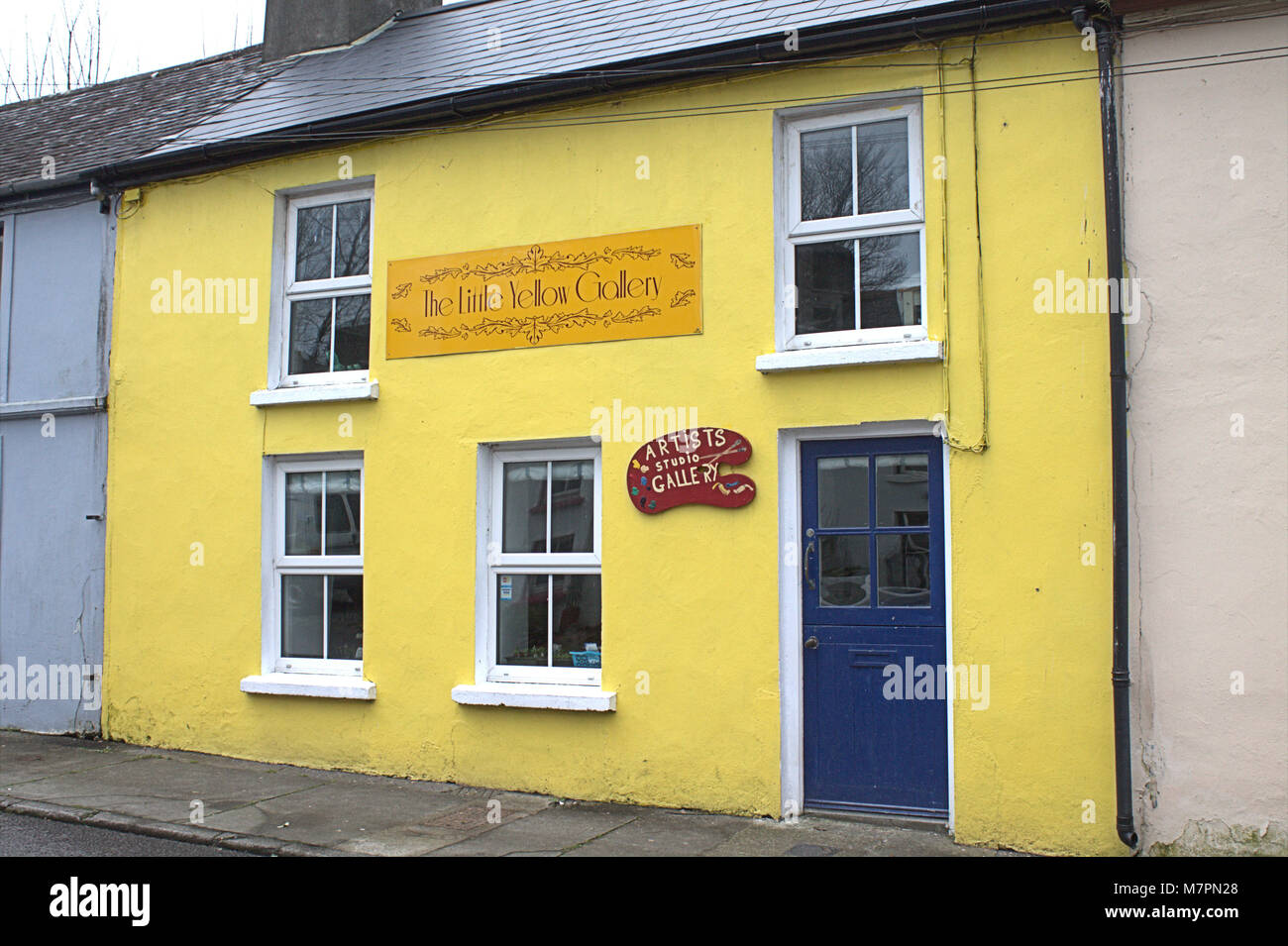 Helle gelbe Gebäude, hält eine kleine Kunstgalerie in der Ortschaft Union Hall, Irland. Stockfoto