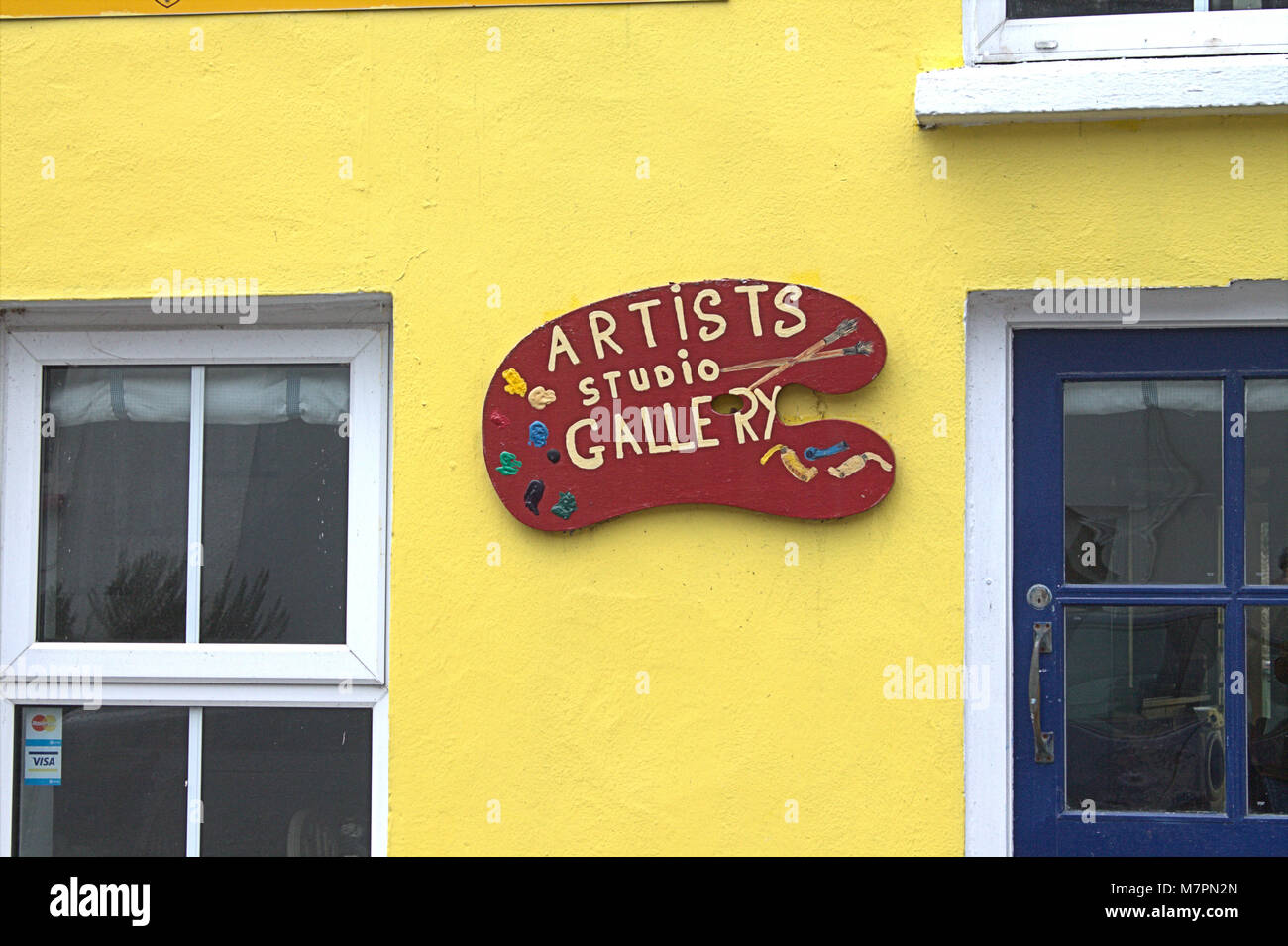 Helle gelbe Gebäude, hält eine kleine Kunstgalerie in der Ortschaft Union Hall, Irland. Stockfoto