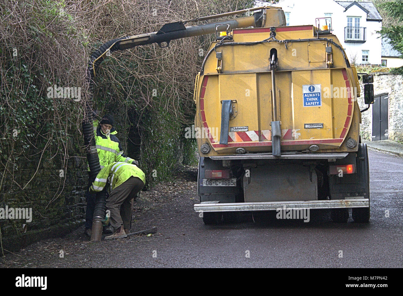 Rat Arbeiter verstopften Straße Abflüsse in Castletownshend, West Cork, Irland Stockfoto