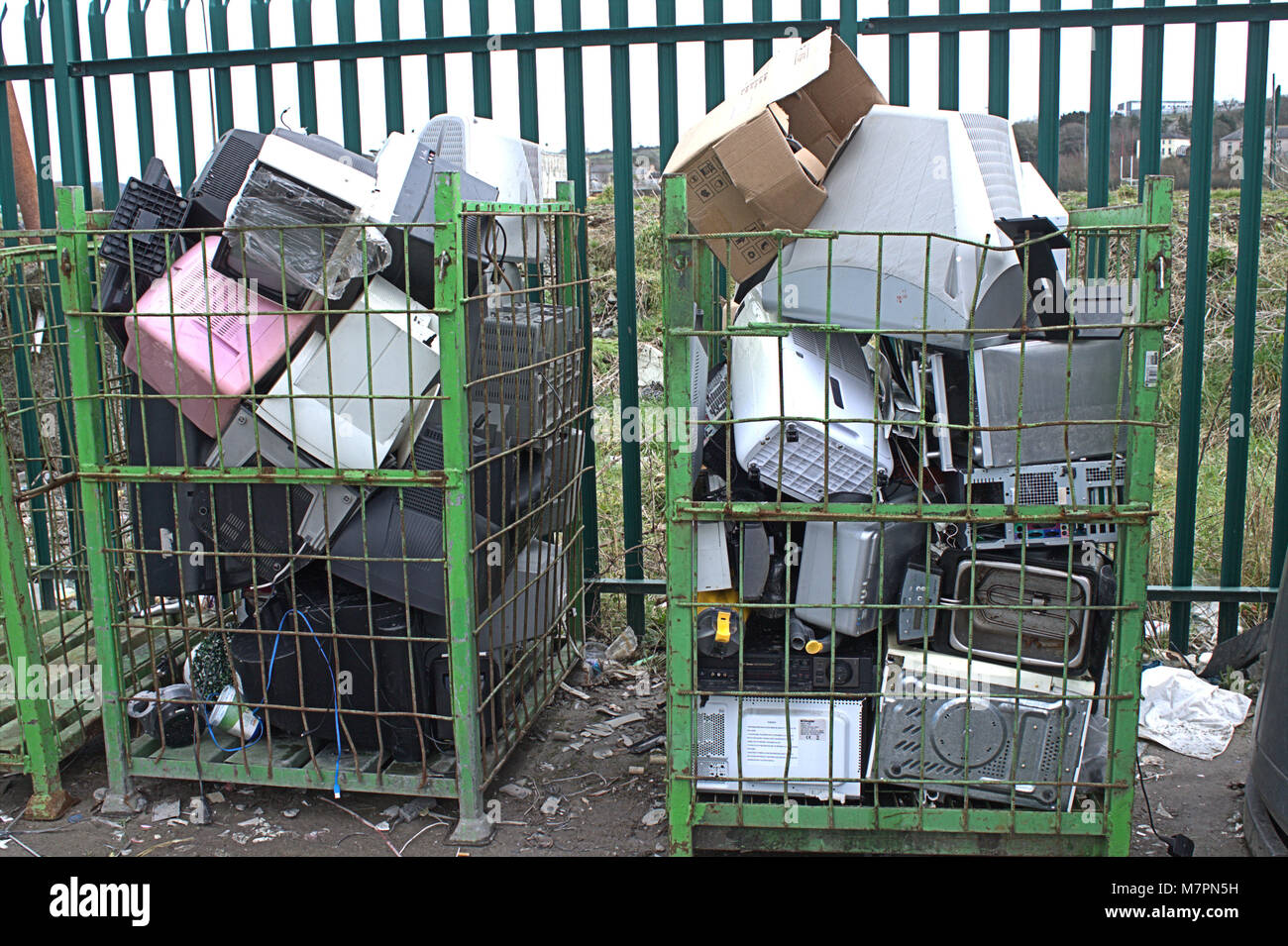 Käfig von redundanten Computer Bildschirme in einer lokalen dump in West Cork, Irland Stockfoto