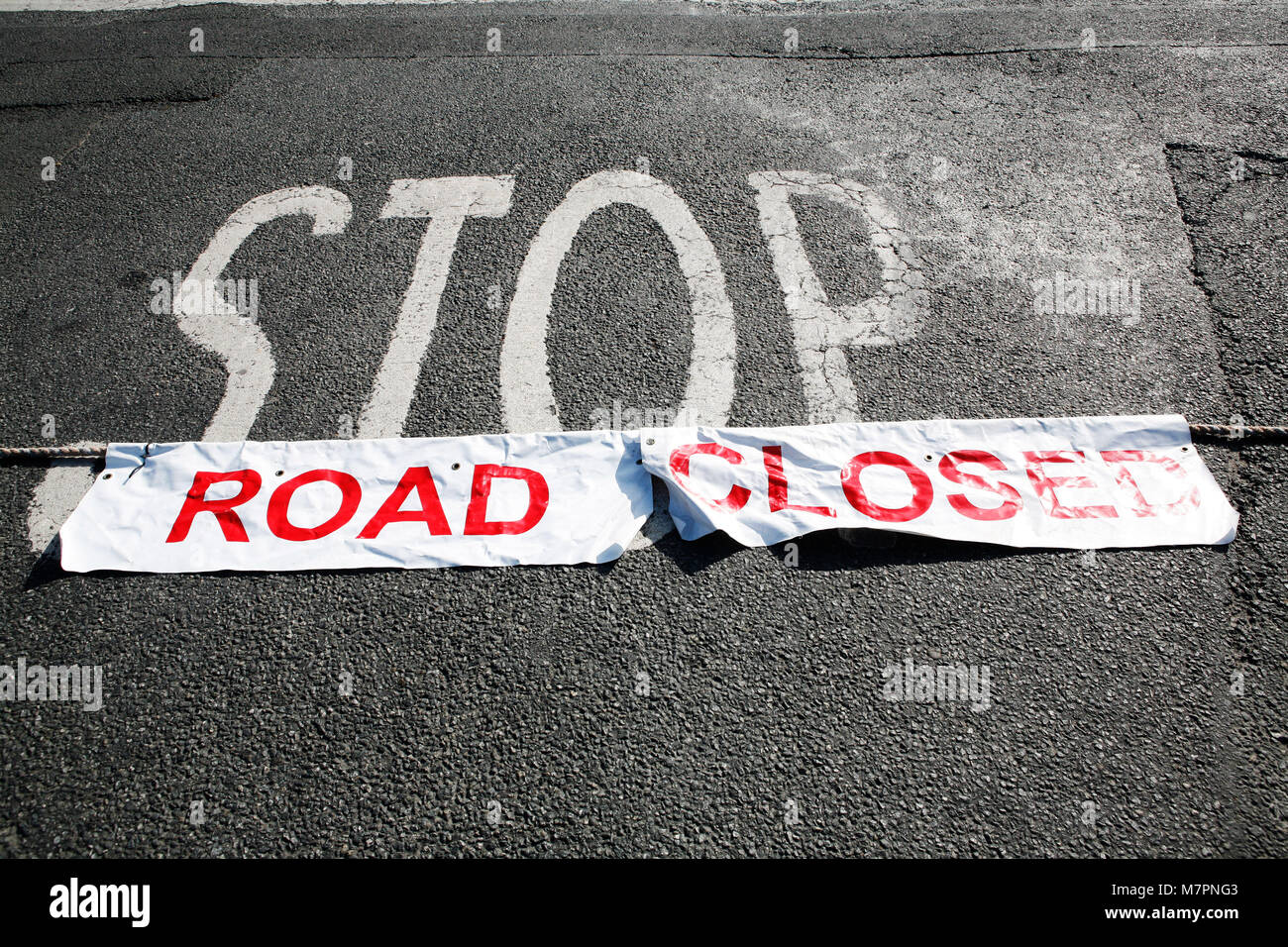 Race Marshal bereiten die TT-Straße Kurs zu schließen. Die 100-Jahrfeier TT Rennen auf der Isle of Man http://www.iomtt.com/History.aspx Stockfoto