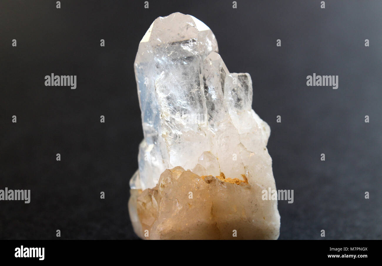 Leicht verschmutzt Crystal mit schwarzem Hintergrund und Licht von rechts. Stockfoto