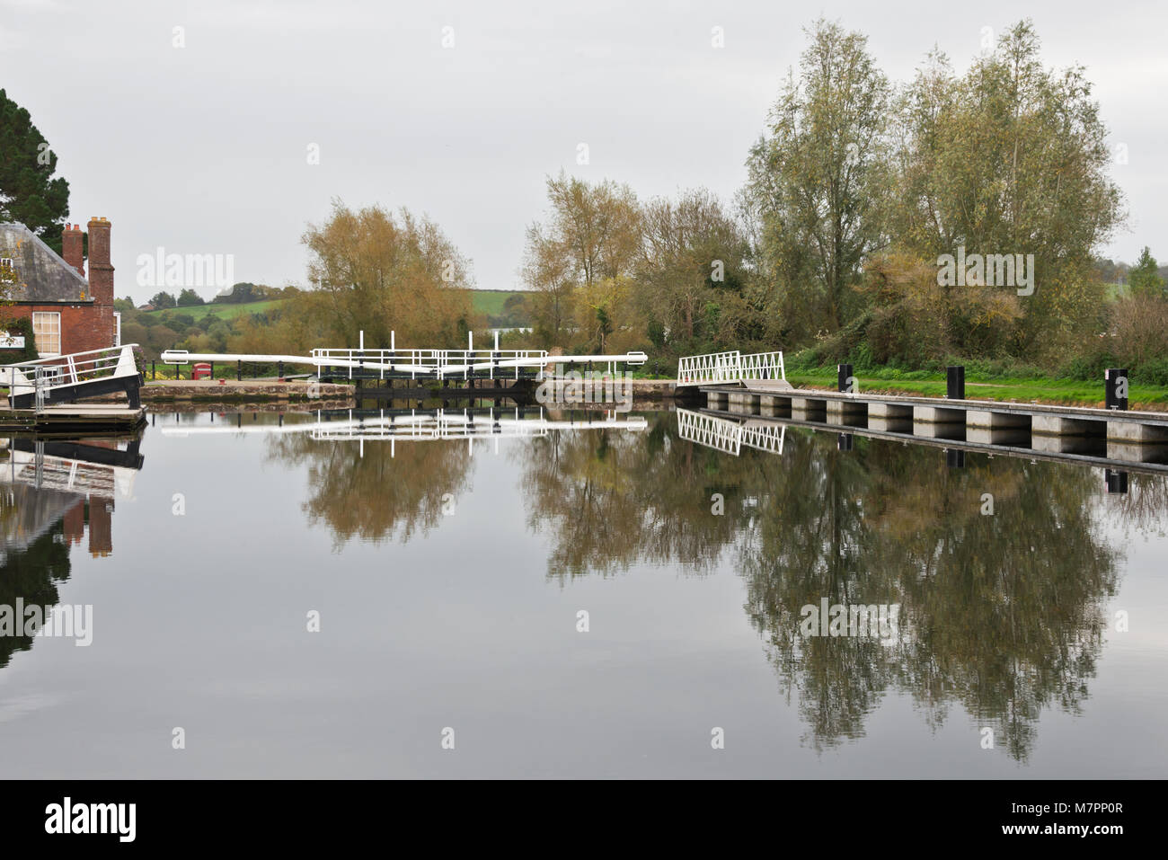 Reflexionen der Schleusentore an Schlössern auf der Exeter Kanal auf einem noch Herbst Tag. Teil der Exe Tal. Stockfoto