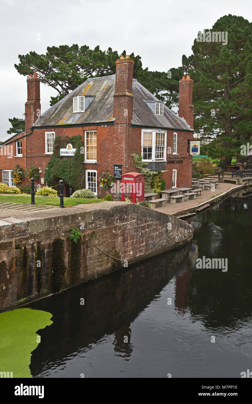 Die Doppel Schlösser Hotel und Gaststätte und Biergarten am Exeter canal auf der Exe Tal Weg in Devon, England. Stockfoto