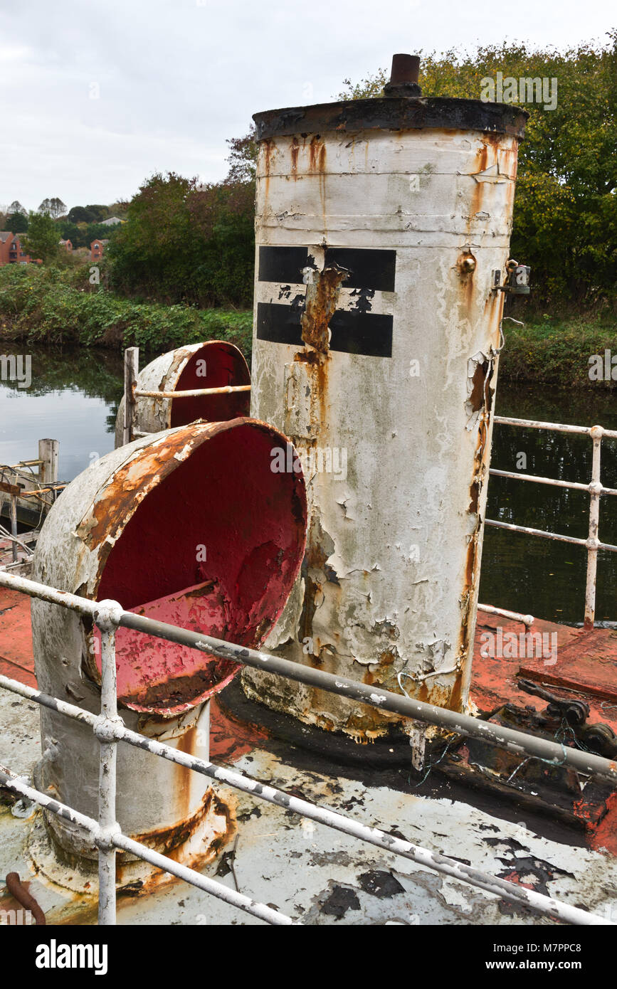 Der hölzerne geschält Liefde vertäut am Ufer der Exeter Canal auf der Exe Tal Weg südlich von Exeter, Devon, England Stockfoto