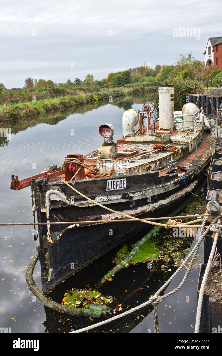 Der hölzerne geschält Liefde vertäut am Ufer der Exeter Canal auf der Exe Tal Weg südlich von Exeter, Devon, England Stockfoto