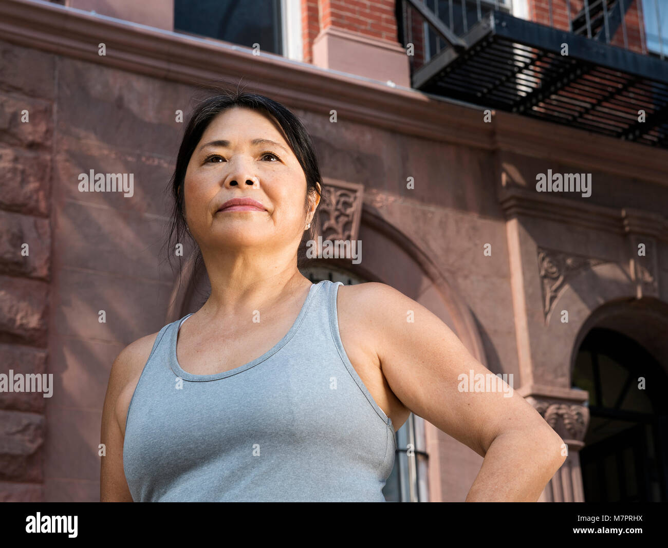 Eine 65 Jahre alte Frau japanischer Abstammung tragen Workoutkleidung in New York City. Stockfoto
