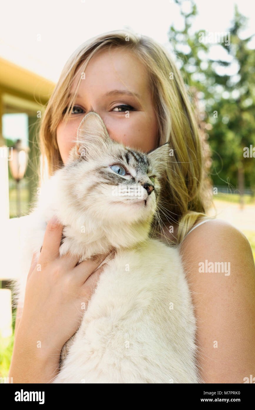 Ein teenaged Mädchen, dass eine Katze Stockfoto