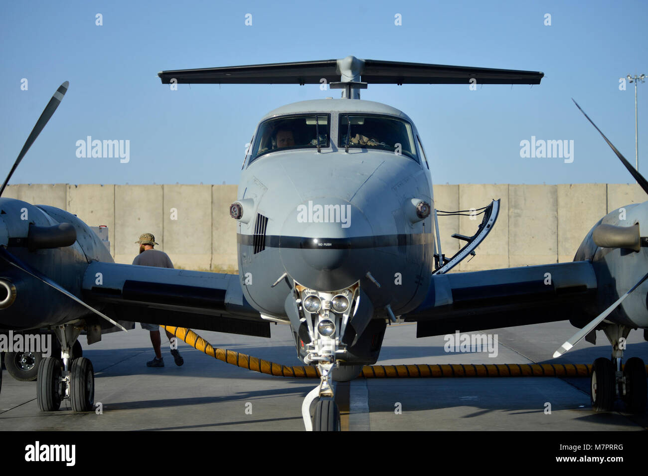 Ein MC-12 W Liberty Aircraft mit der 361 Expeditionary Reconnaissance Squadron bereitet Weg für eine Mission in Kandahar Airfield, Afghanistan Aug 20,2014 zu nehmen. Nach vier Jahren der Missionen in Afghanistan, das Gerät wird Ende Operationen im September. Während ihrer Amtszeit, die Einheit ausgeführt über 25.000 air Tasking order Sorties, erreicht 115, 000 Combat Flight Stunden und beseitigt 450 Aufständische aus der Schlacht. (U.S. Air Force Foto: Staff Sgt. Evelyn Chavez/Freigegeben) 455th Air Expeditionary Wing Flughafen Bagram, Afghanistan Stockfoto