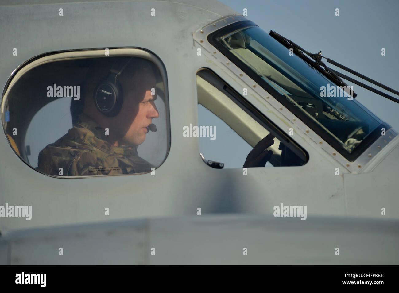 Ein US Air Force Pilot mit der 361 Expeditionary Reconnaissance Squadron bereitet sich auf den Start am Flugplatz Kandahar, Afghanistan Aug 20,2014. Die Staffel erreicht das Ende seiner Mission im Sept. nach vier Jahren der Operationen in Afghanistan. Während ihrer Amtszeit, die Einheit ausgeführt über 25.000 air Tasking order Sorties, erreicht 115.000 Combat Flight Stunden und beseitigt 450 Aufständische aus der Schlacht. (U.S. Air Force Foto: Staff Sgt. Evelyn Chavez/Freigegeben) 455th Air Expeditionary Wing Flughafen Bagram, Afghanistan Stockfoto