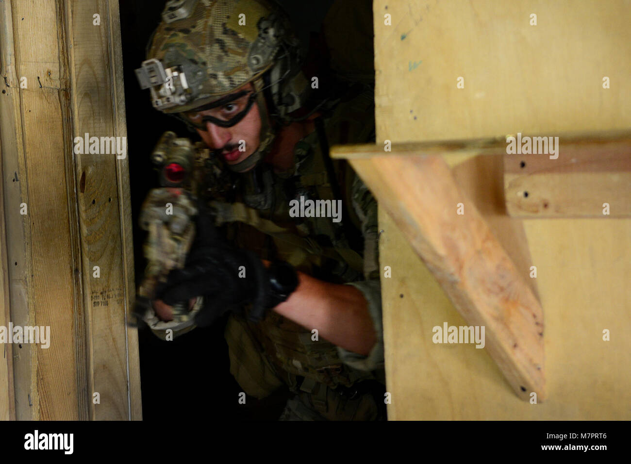 Us Air Force Senior Airman Thomas Schalin, 83rd Expeditionary Rescue Squadron pararescueman, löscht ein Gebäude während einer Mission Rehearsal in einem überfluß Struktur am Flughafen Bagram, Afghanistan 26.08.2014. Die Einheit ihre Fähigkeiten während einer Mission rehearsal durch Üben verletzen, Clearing, geschliffen, Rettung einer simulierten Unfall- und egressing. Schalin aus Davis-Monthan Air Force Base, Ariz und ein Einheimischer der großen Fälle, Mont (USA bereitgestellt Air Force Foto: Staff Sgt. Evelyn Chavez/Freigegeben) 455th Air Expeditionary Wing Flughafen Bagram, Afghanistan Stockfoto