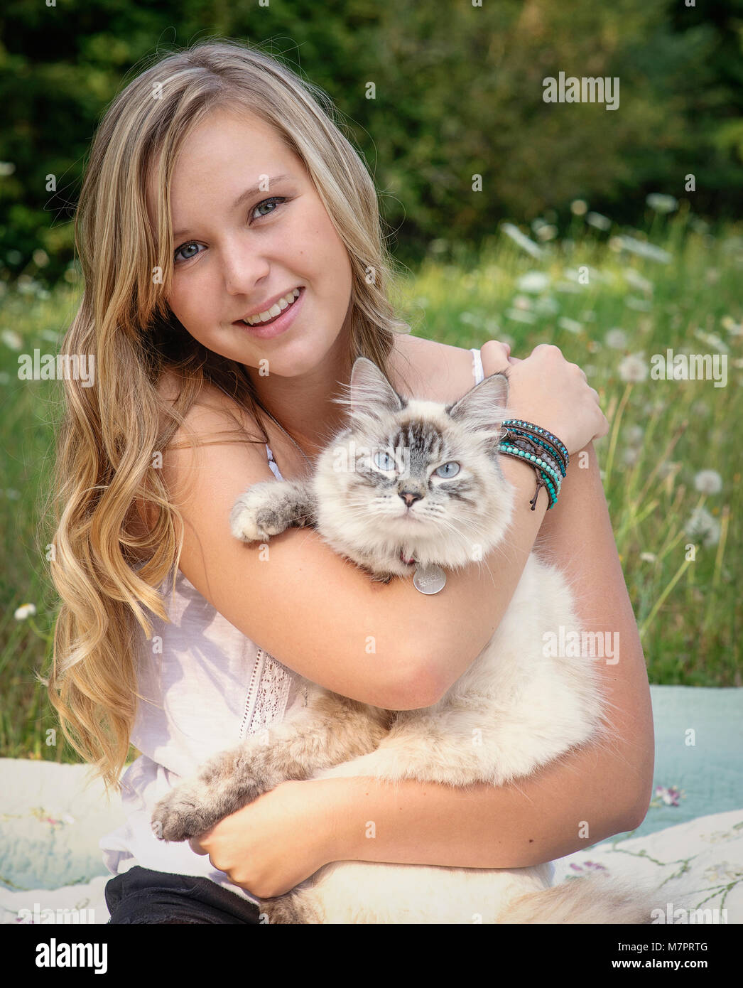 Ein teenaged Mädchen, dass eine Katze Stockfoto