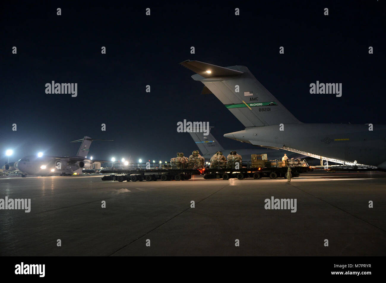 Us Air Force Piloten mit der 455Th Expeditionary Antenne Anschluss Squadron laden Ladung in eine C-17 Globemaster III loadmaster Sept. 9, 2014. Flieger an die 455 EAPS zugewiesen haben mehr als 14.300 kurze Missionen und 114.700 Tonnen Fracht seit Anfang des Jahres die Operation Enduring Freedom zu unterstützen gewartet. (U.S. Air Force Foto von Master Sgt. Cohen A./Freigegeben) 455th Air Expeditionary Wing Flughafen Bagram, Afghanistan Stockfoto