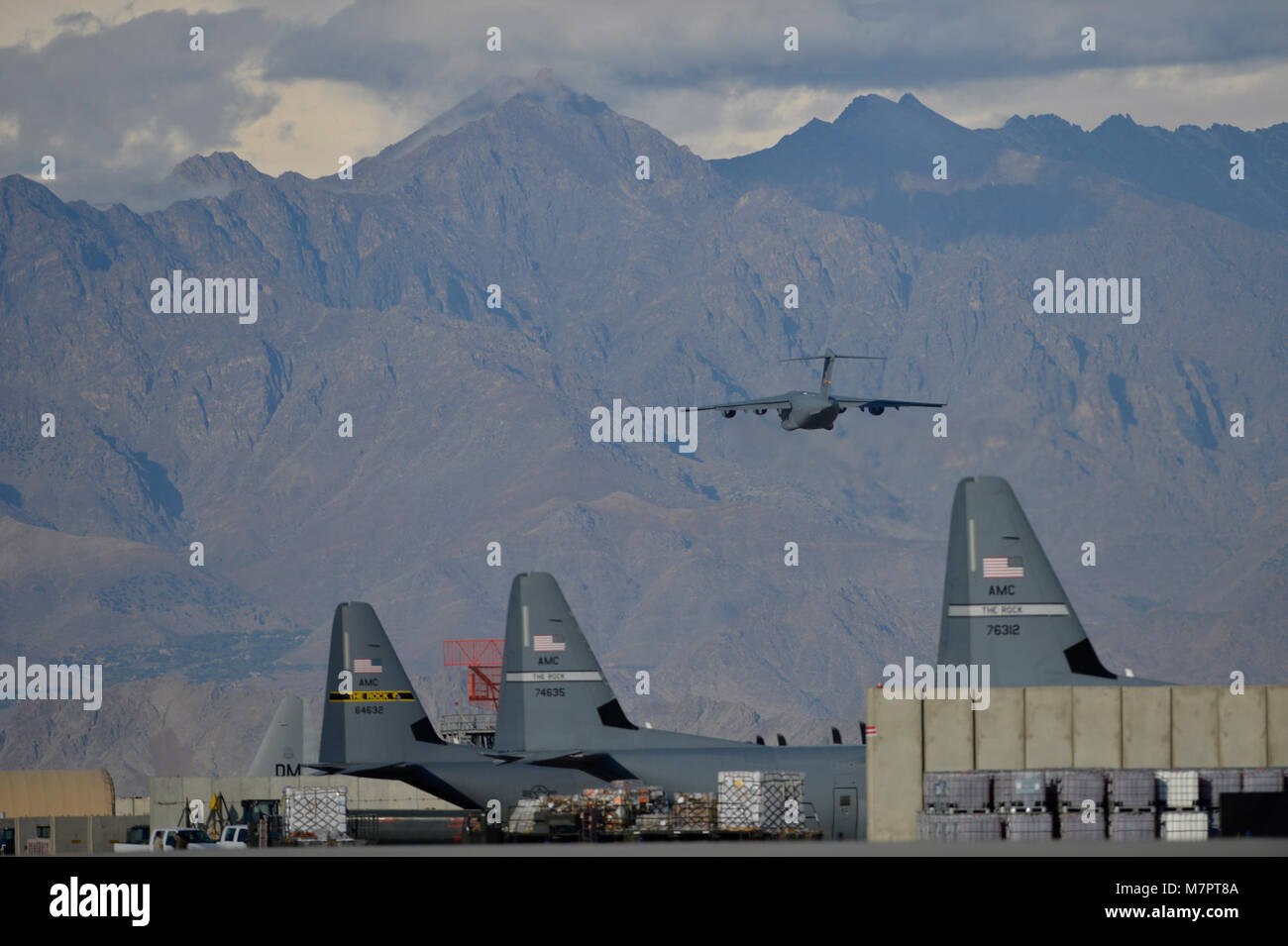 Ein US Air Force C-17 Globemaster ab in die Berge am Flughafen Bagram, afghanitan Okt. 23, 2014. Seit 2006 ist das jährliche Flugplatz Verkehrszählung hat von 143,705 bis 333,610 zu, wie die Unterstützung für die Operation Enduring Freedom seinem Ende nähert (U.S. Air Force Foto: Staff Sgt. Evelyn Chavez/Freigegeben) 455th Air Expeditionary Wing Flughafen Bagram, Afghanistan Stockfoto