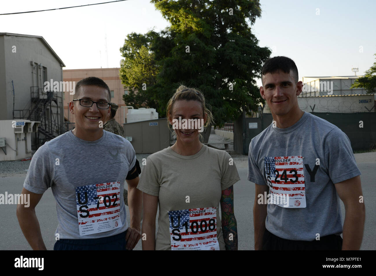 Flughafen Bagram, Afghanistan - Koalition und ziviles Personal in der Boulder Boulder 10 K laufen am Flughafen Bagram, Afghanistan 26. Mai 2014 teilnehmen. Us-Armee SPC. Zachary Olszewski, ein Eingeborener von Pittsburgh, PA, und derzeit zu 82Nd Airborne belegt den ersten Platz mit einer Zeit von 36 Minuten und 7 Sekunden beendet. Us Air Force Senior Airman Kyle Schriever, 455Th Expeditionary Logistik Bereitschaft Squadron beendet mit einer Zeit von 36 Minuten und 10 Sekunden. Schriever aus Holloman Air Force Base, NM. Bereitgestellt Die oberen Läuferin war Claudia McNally, ein Bewohner von Ft. Bragg, N Stockfoto