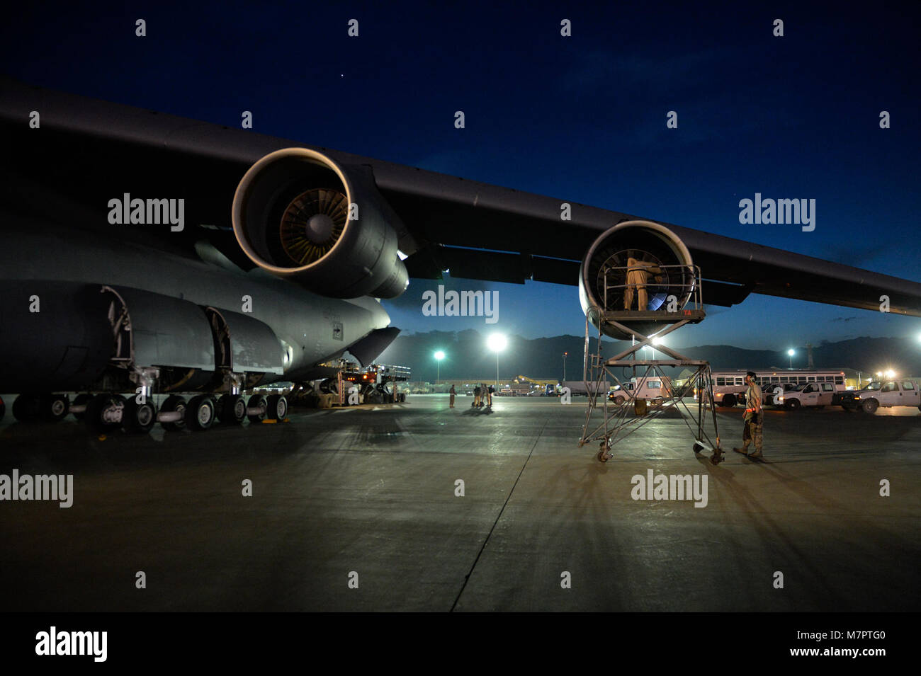 Us Air Force Piloten auf der 337 Airlift Squadron, 439Th Airlift Wing, Westover Air Reserve Base, Massachusetts eine C-5 Galaxy Flugzeug am Flughafen Bagram, Afghanistan 26. Mai 2014 prüfen. Das geschwader ausgeliefert, Lieferungen in Bagram, wo die Antenne Anschluss 455th Squadron entladen 18 Paletten. (U.S. Air Force Foto: Staff Sgt. Evelyn Chavez/Freigegeben) 455th Air Expeditionary Wing Flughafen Bagram, Afghanistan Stockfoto