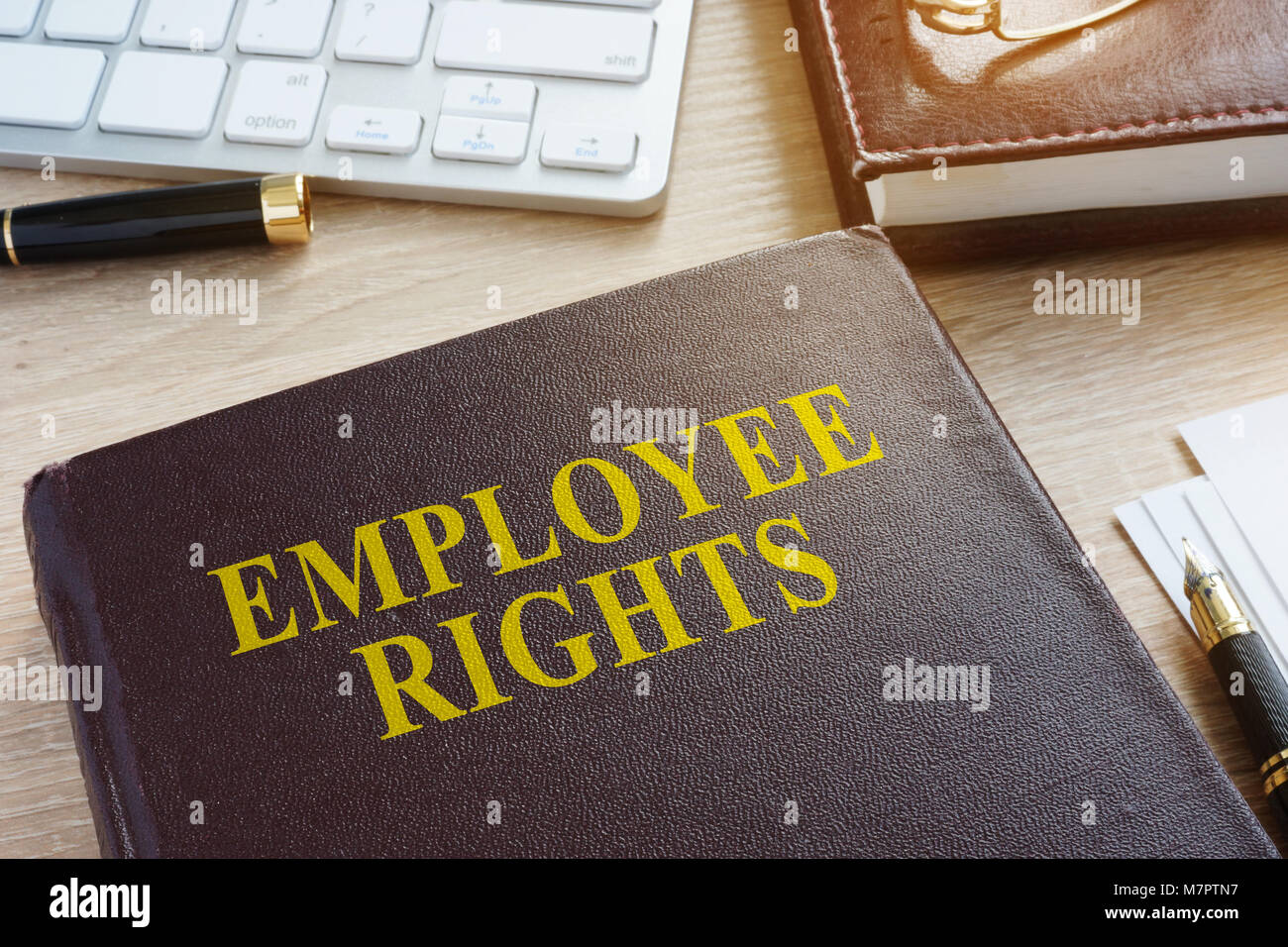 Buch über die Rechte der Arbeitnehmer in einem Büro. Stockfoto