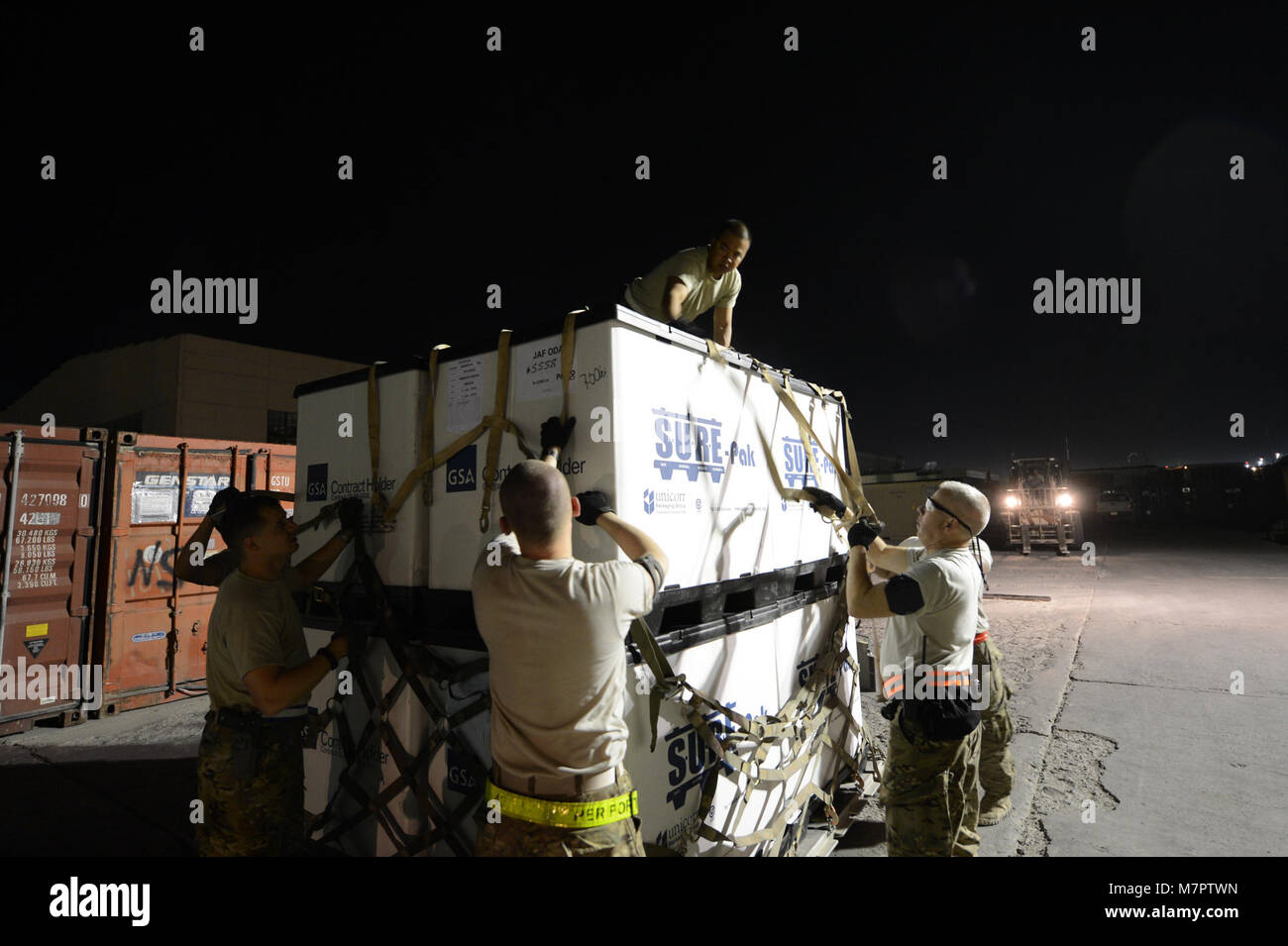 Flughafen Bagram, Afghanistan-Flieger in die 455Th Squadron Expeditionary Aeroport Arbeiten mit Fremdfirmen zu Mehl zugewiesen, wie Sie palettieren und mehr als 18.000 Schiff lbs Nahrung zu Stützpunkte Juni 14, 2014 zugeordnet. (U.S. Air Force Foto von Master Sgt. Cohen A./Freigegeben) 455th Air Expeditionary Wing Flughafen Bagram, Afghanistan Stockfoto