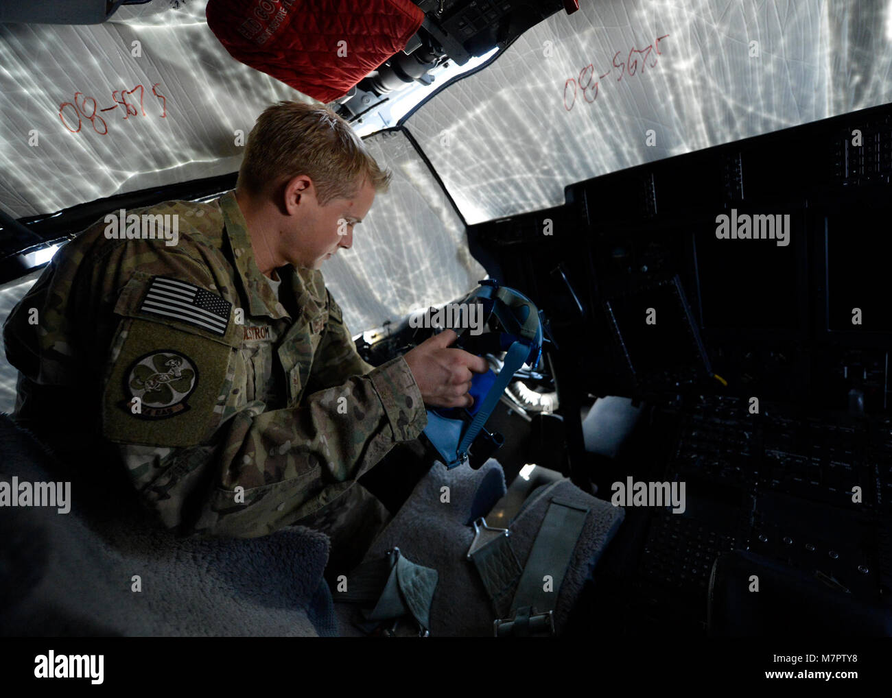 Us Air Force Senior Airman Ryan Jelstrom, 455Th Betriebsgruppe aircrew flight Equipment Spezialist prüft Sauerstoffmaske ist ein Pilot auf der C-130 J Super Hercules am Flughafen Bagram, Afghanistan Juni 18, 2014. Als Teil der Flugzeugbesatzung Flug Ausrüstung, Jelstrom ist dafür verantwortlich, das bodenpersonal Ausrüstung wie Helm, Sauerstoffmasken, Fallschirme, Nachtsichtbrillen sind reparierbar für jede Mission. Jelstrom ist von Dyess Air Force Base, Texas und ein Eingeborener von Cayucos, Kalifornien (USA bereitgestellt Air Force Foto: Staff Sgt. Evelyn Chavez/Freigegeben) 455th Air Expeditionary Wing Bagram Airfield, Afgh Stockfoto