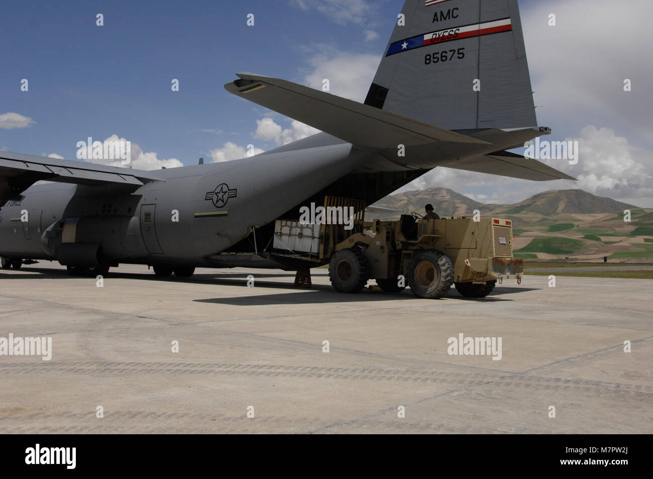 Flughafen Bagram, Afghanistan - US Air Force Staff Sgt. Nicholas Banach, ein lademeister der 774th Expeditionary Antenne Geschwader zugewiesen, 455Th Air Expeditionary Wing entlädt eine Palette in Faizabad Flughafen zum 5. Mai 2014. Banach, ein Eingeborener von Yucca Valley, Calif., war Teil einer Koalition Forces Team, dass in Kabul International Airport flog nach Pick-up Personal und versorgt und dann sie dahingegeben in Faizabad in einer Bemühung, die afghanische Regierung mit humanitärer Hilfe zu unterstützen, nachdem eine Schlammlawine durch ein Dorf in der Provinz Badakhshan floss. (U.S. Air Force Foto von Master Sgt. Cohen A. Stockfoto