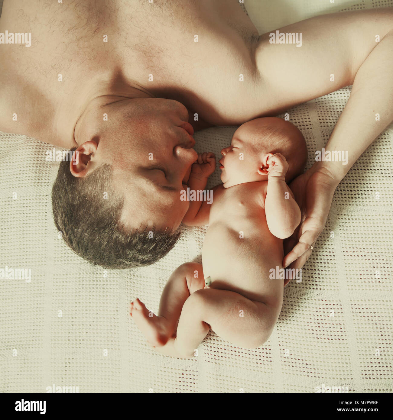 Konzept der Familie Glück-schlafen-Vater und neugeborenen Babys. Stockfoto