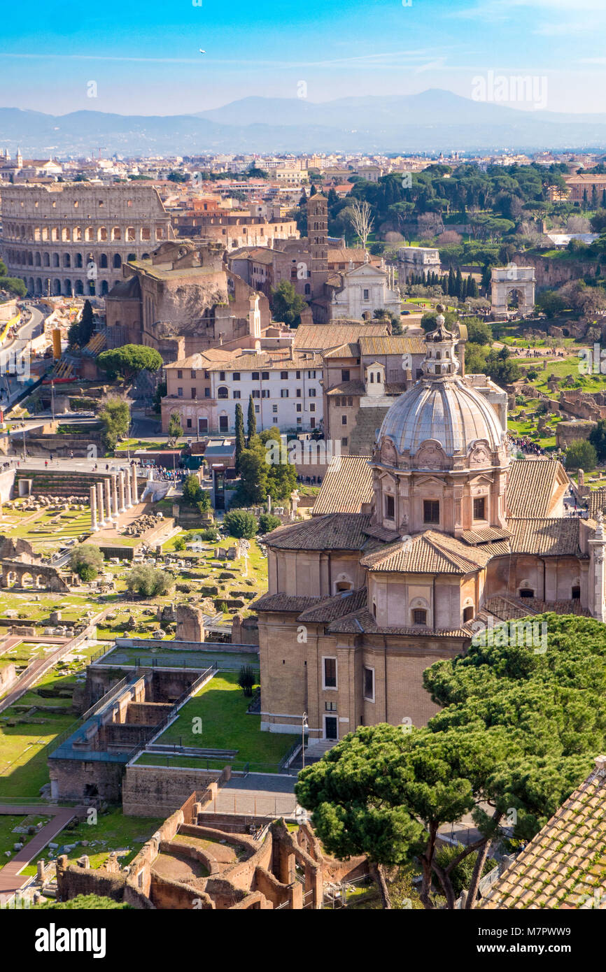 Luftaufnahme des Forum Romanum und das Kolosseum in Rom, Italien. Rom von oben. Stockfoto