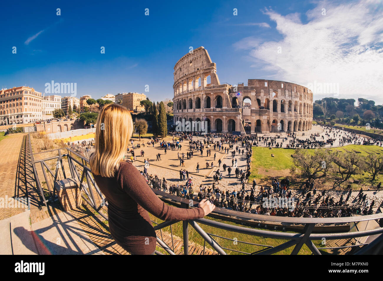 Weibliche Reisende auf das Kolosseum in Rom, Italien, Beobachten Stockfoto