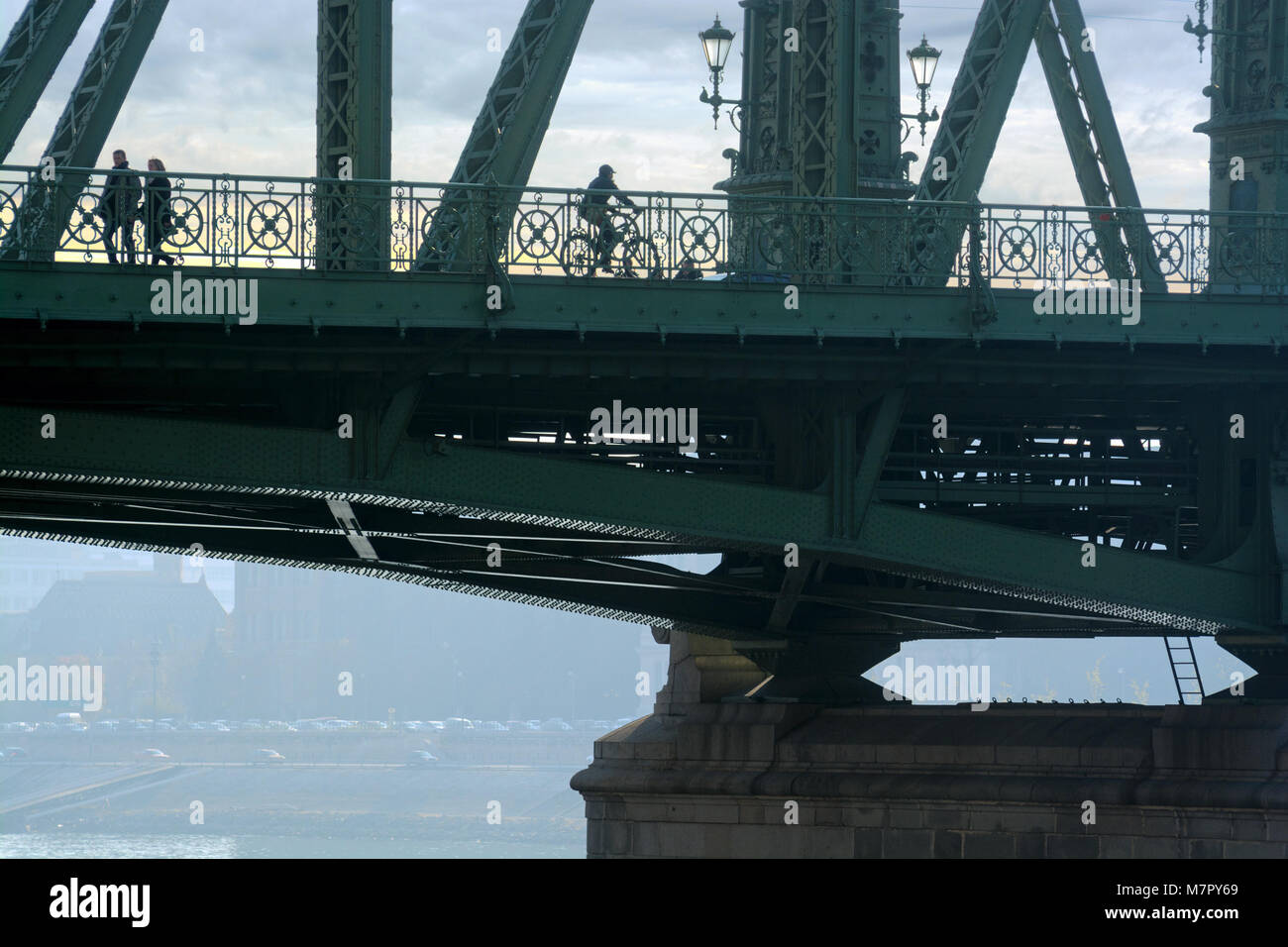 Fragment der eisernen Brücke in Budapest mit wandern Menschen und Radfahrer Stockfoto