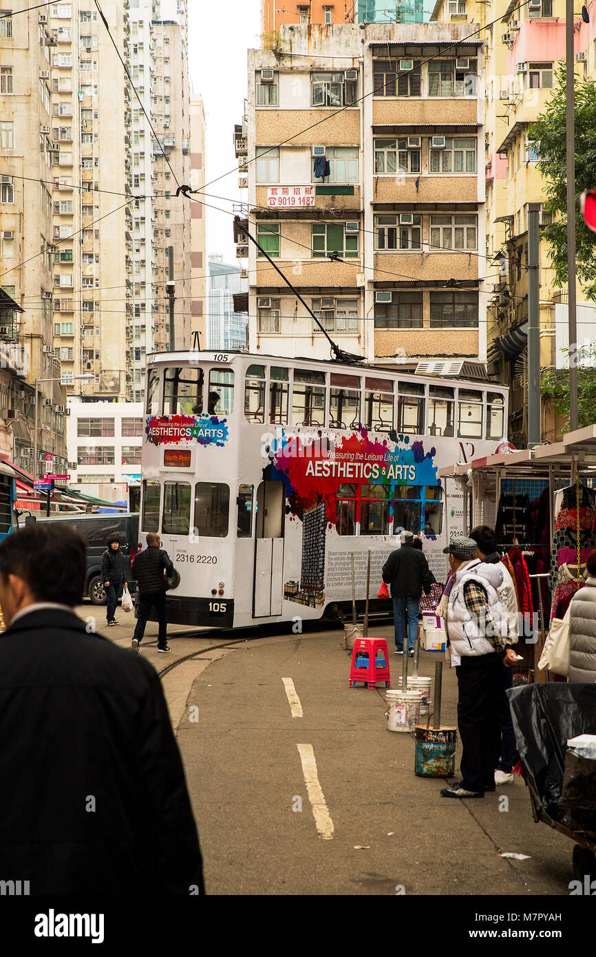 Straßenbahn am engen Market Street North Point, Hong Kong Stockfoto