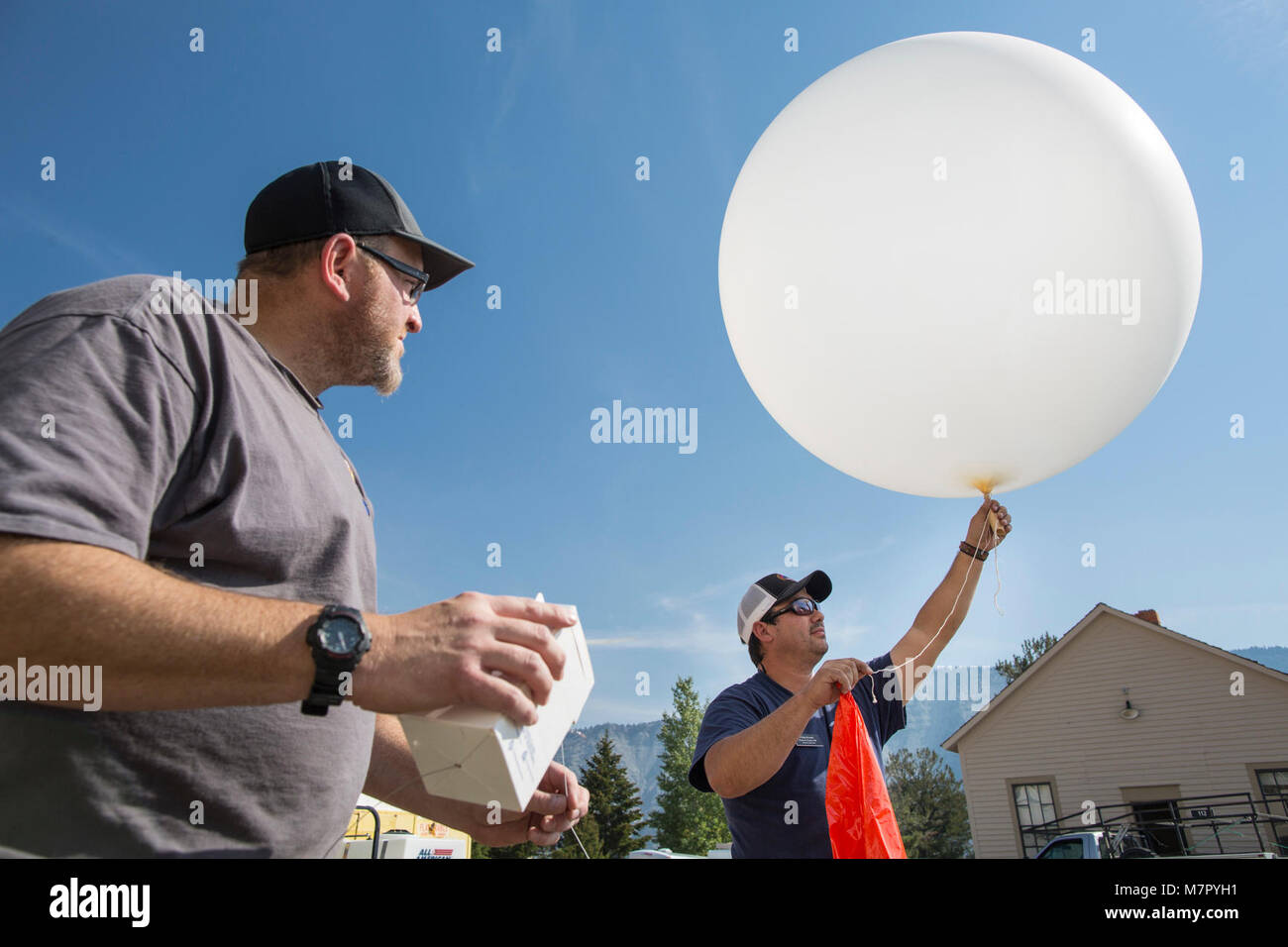 Einleitung Ein Wetterballon in Mammoth Hot Springs Brand Behavior Analyst trainee Phil Knard und Incident Meteorologe Dan Borsum bereiten ein wetterballon zu starten. Daten aus dieser Ballon unterstützt lokale Wetter und Feuer Verhalten für den Tag vorhersagen. Stockfoto