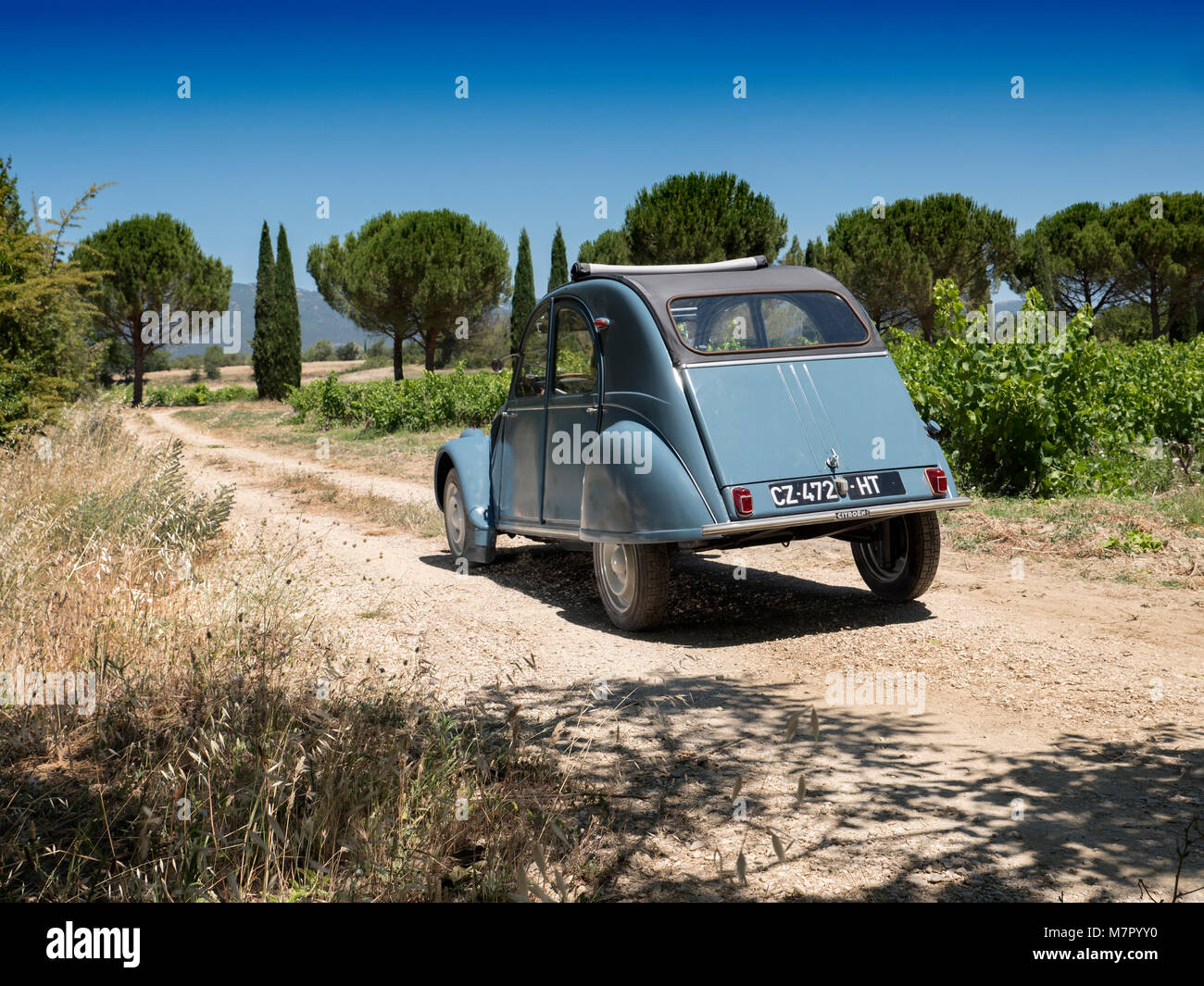 Citroen 2CV in der Stadt von Ansouis Vaucluse Provence Frankreich Stockfoto