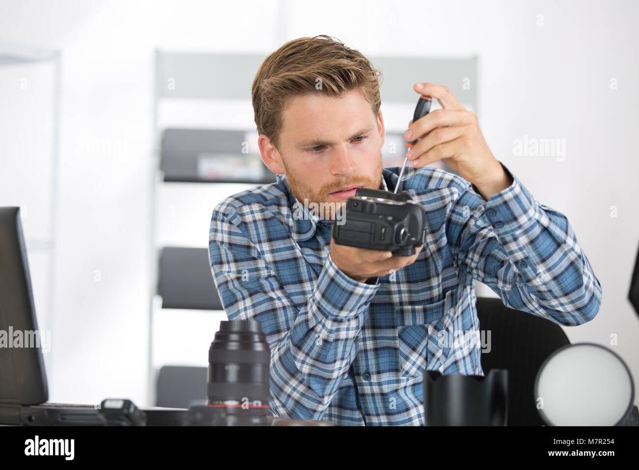 Kamera Instandsetzung der Techniker Teile der Kamera zu festen zerlegen Stockfoto
