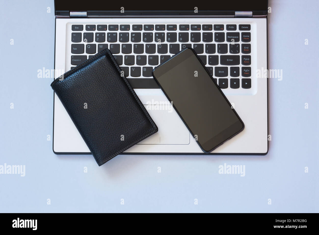 Laptop, Brieftasche und mobile Öffnen auf Blau. Geschäftskonzept. Ansicht von oben. Kopieren Sie Platz. Stockfoto