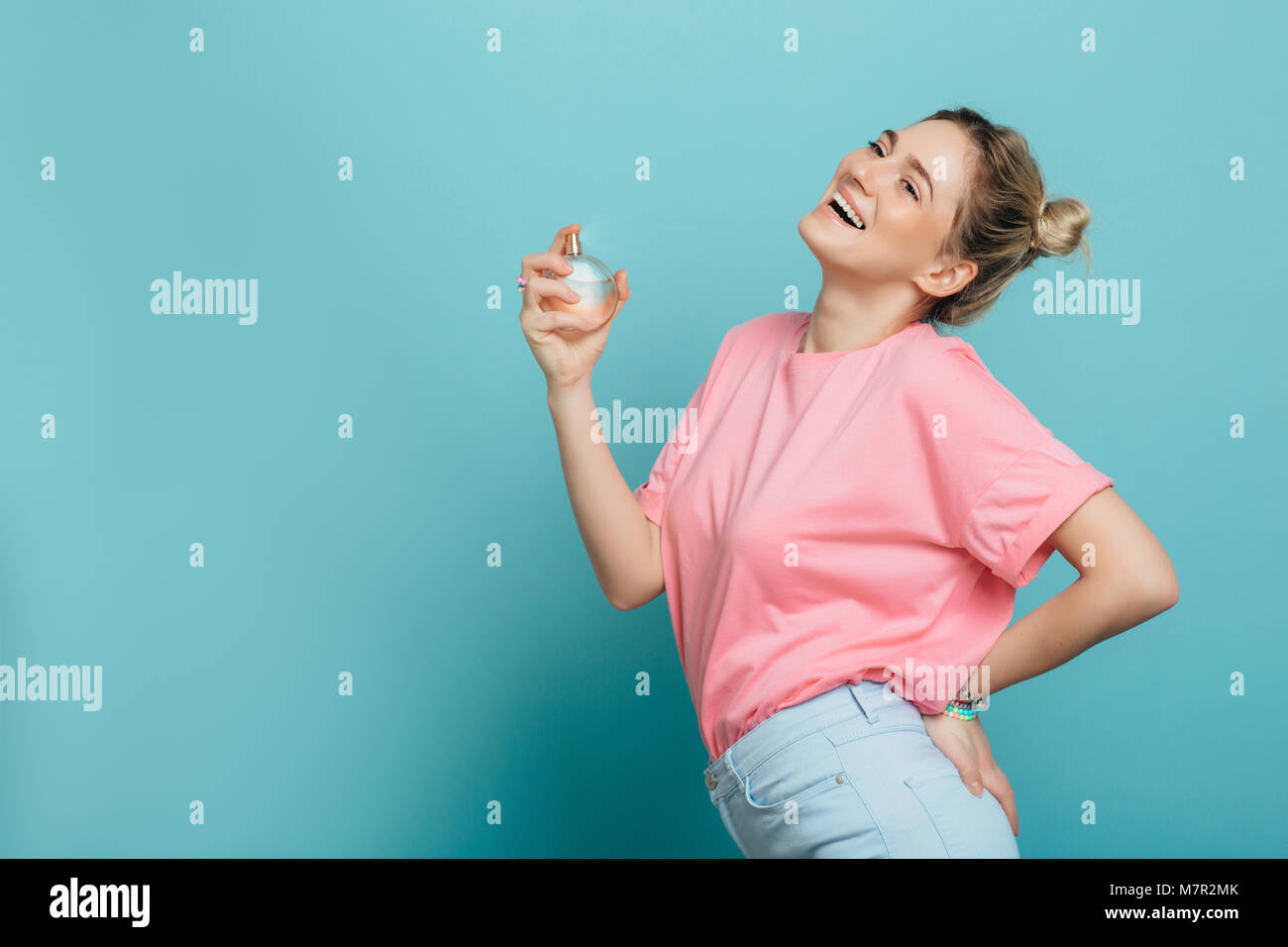 Junge Frau Anwendung Duft Stockfoto