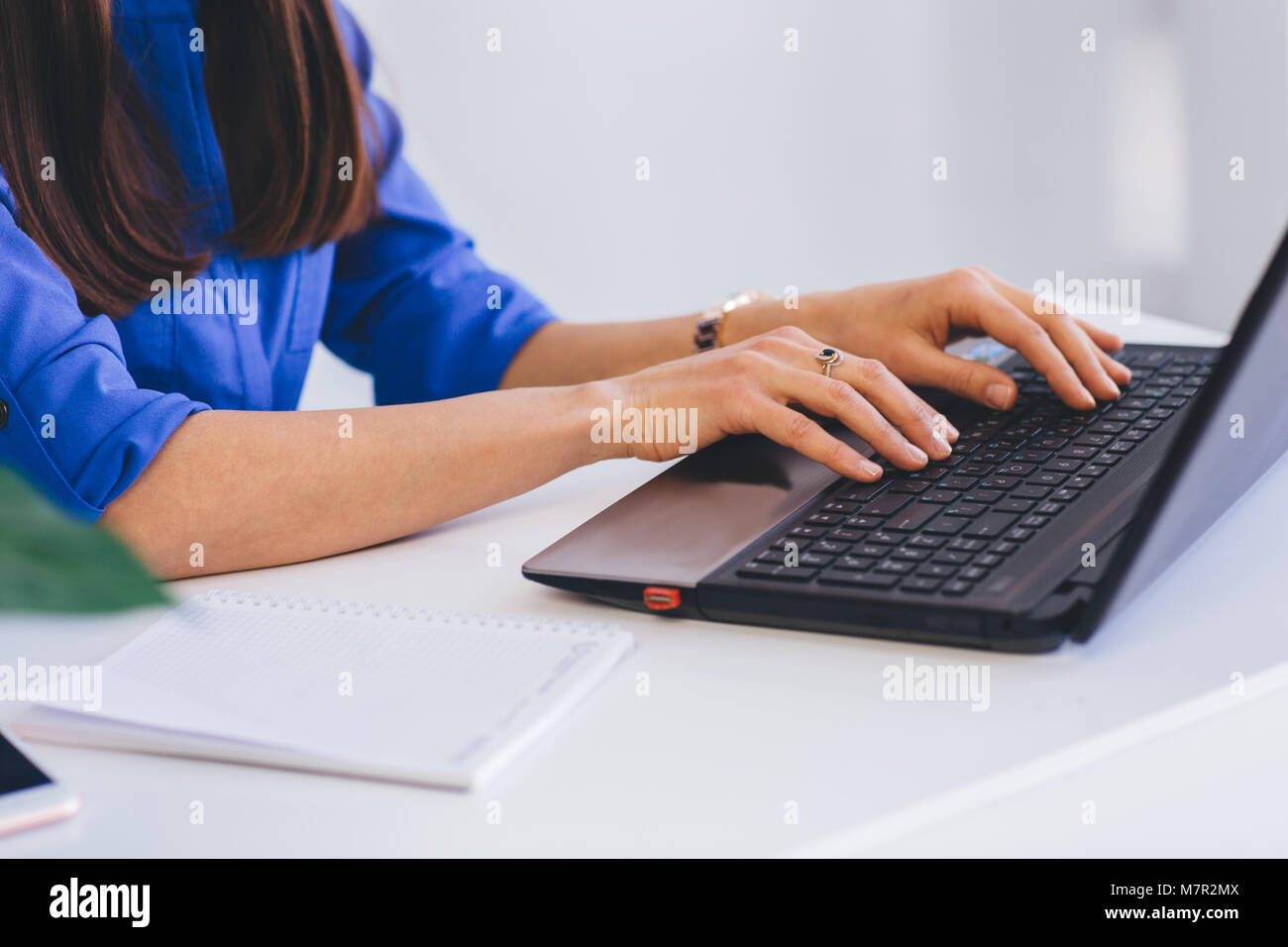 Weibliche Hände closeup, Tippen auf Laptop Tastatur. Stockfoto