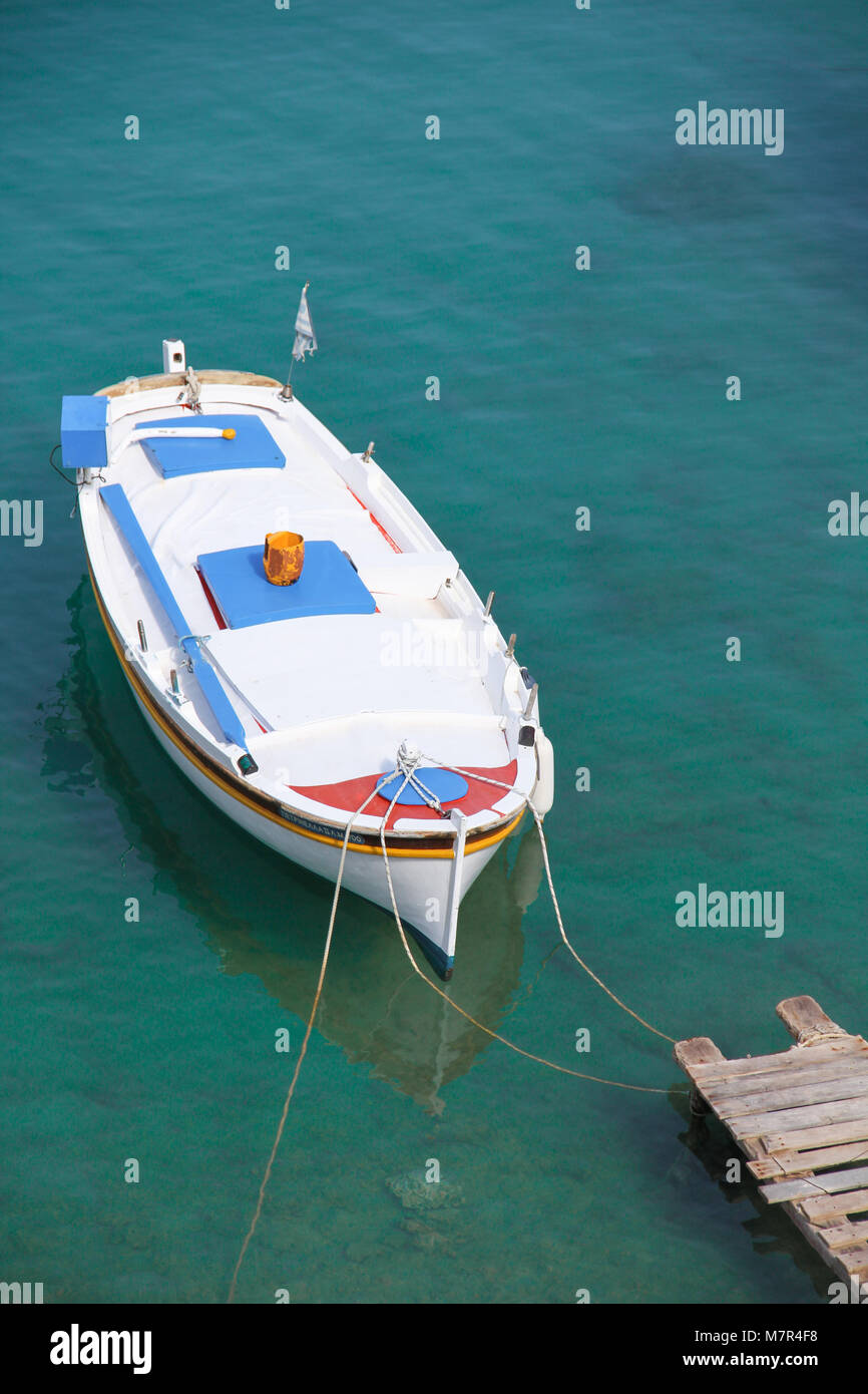 Ein Boot gebunden in einem kleinen griechischen Dorf Mandrakia, Insel Milos, Kykladen, Griechenland. Stockfoto