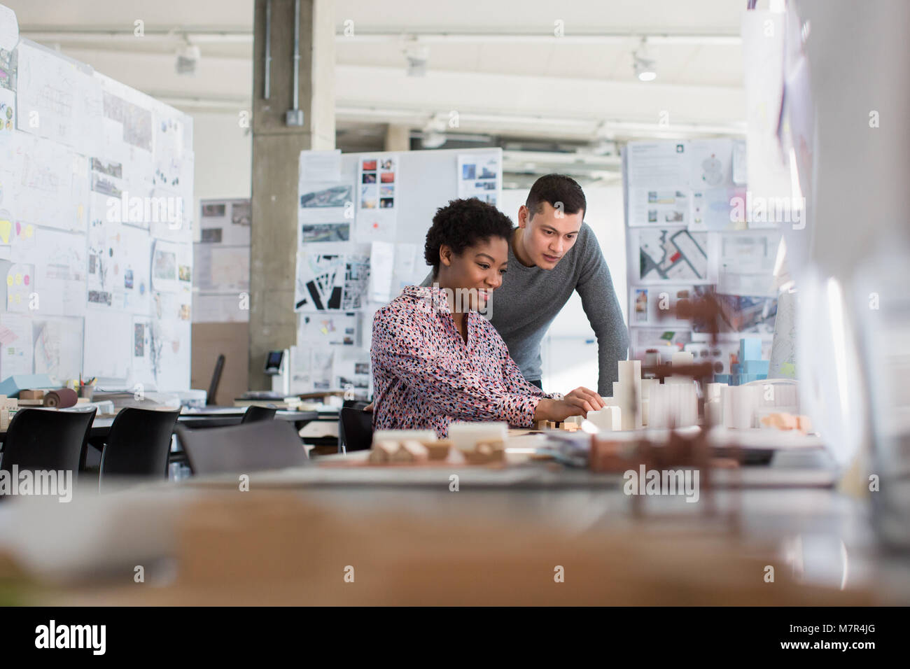 Architekten Arbeiten am Modell Stockfoto