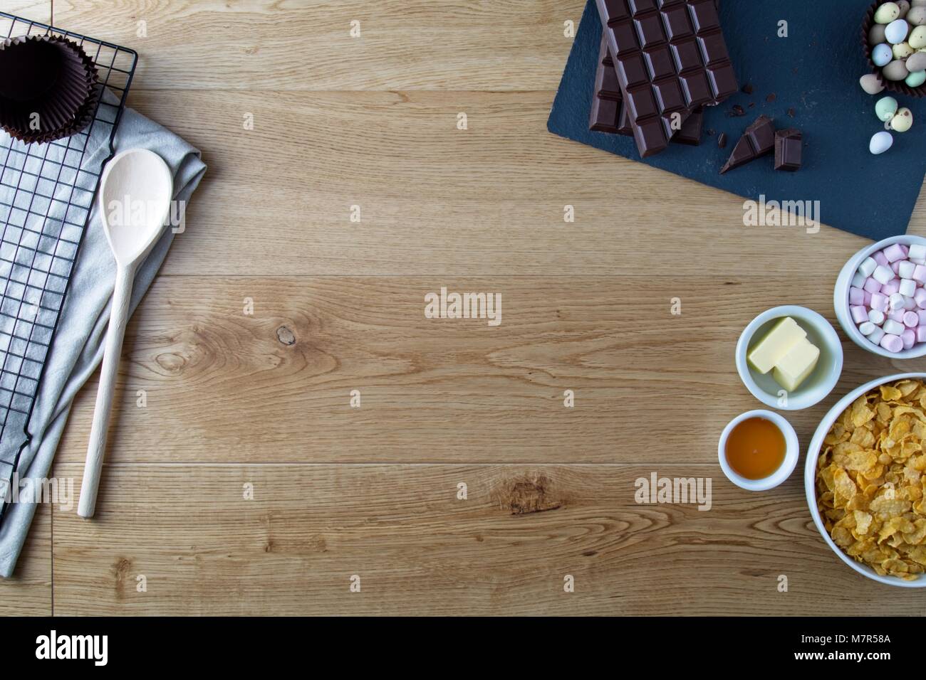 Corn Flake kuchen Zutaten auf Eiche Oberfläche für Ostern Stockfoto