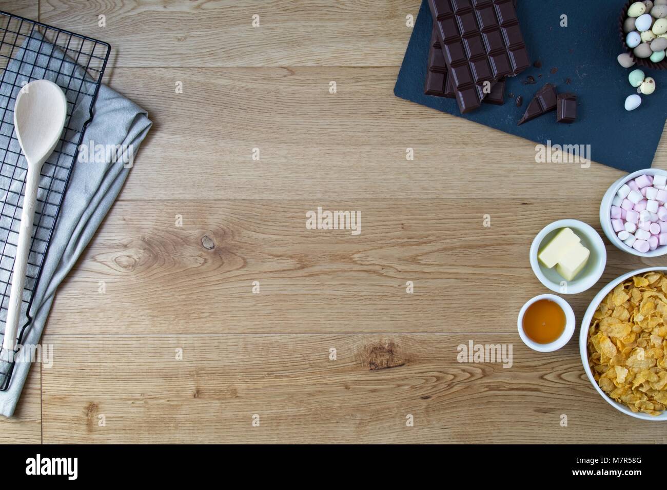 Corn Flake kuchen Zutaten auf Eiche Oberfläche für Ostern Stockfoto