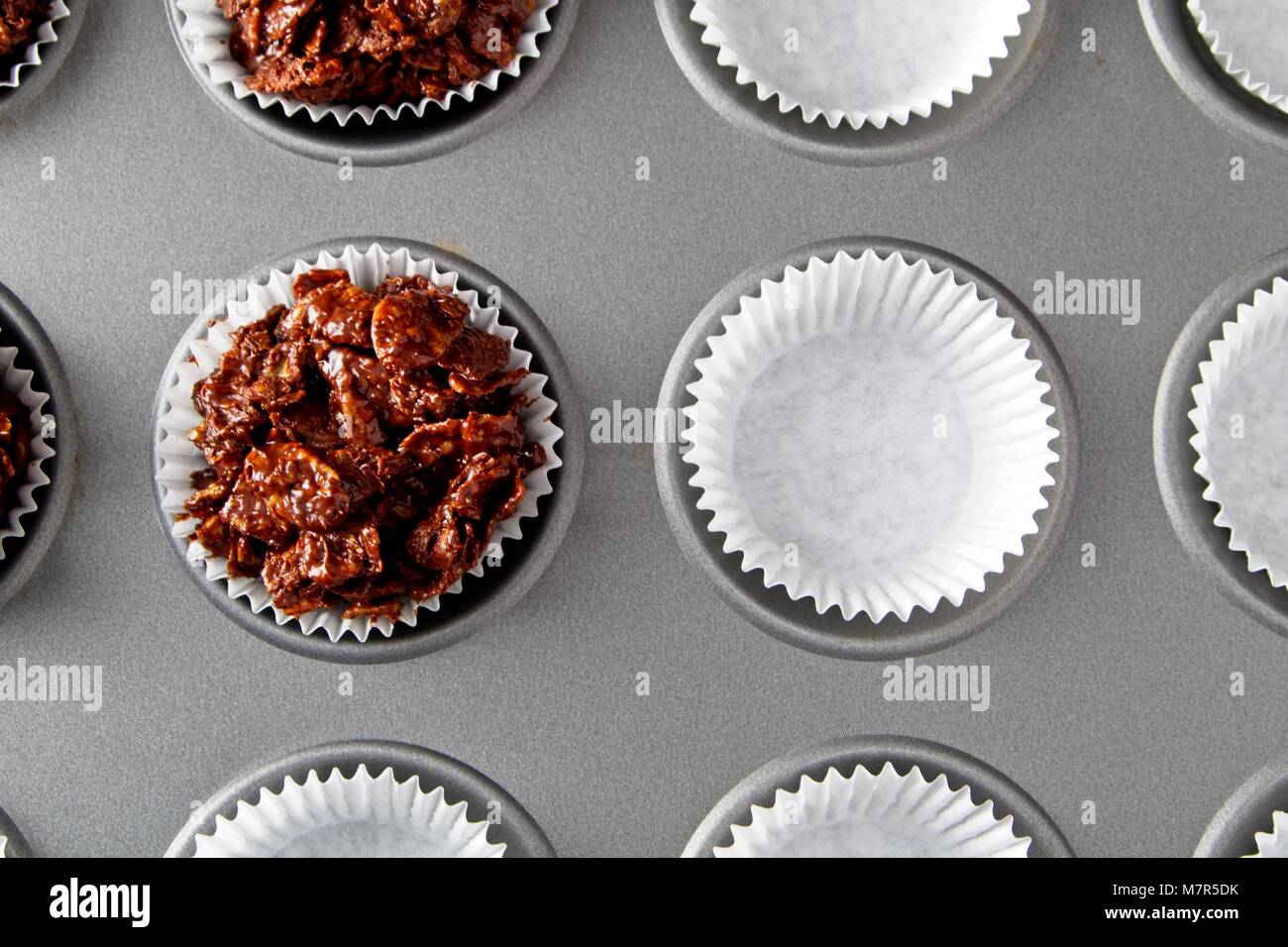 Schokolade Corn Flake Kuchen in Papier Fälle in Backblech Stockfoto