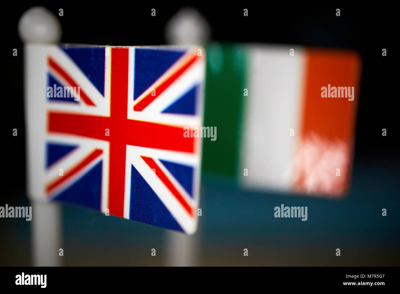 Der britische Union Jack und die irische Trikolore brexit Flags Stockfoto
