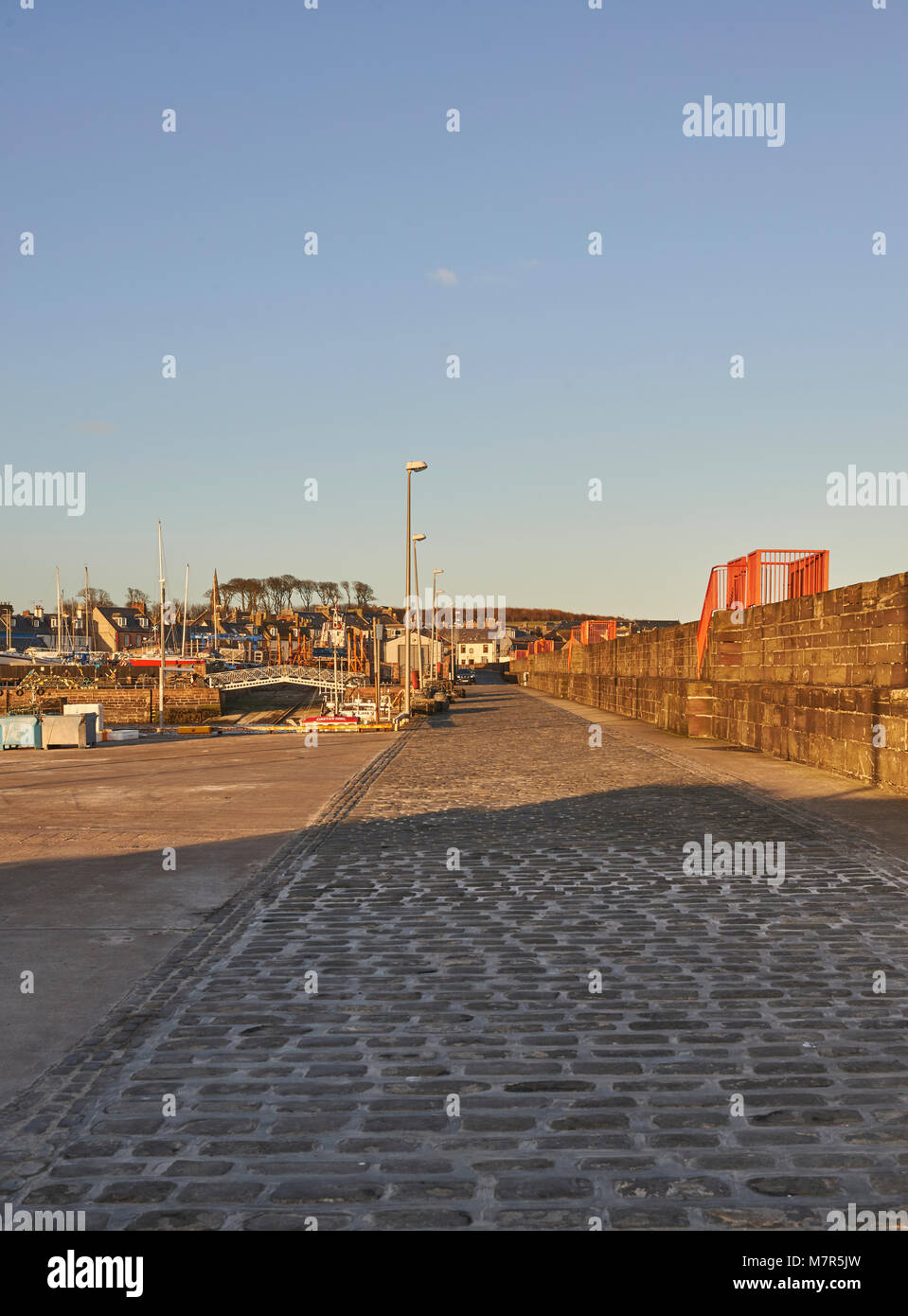 Suche entlang der Hafenmauer von Arbroath Hafen im Abendlicht. Stockfoto