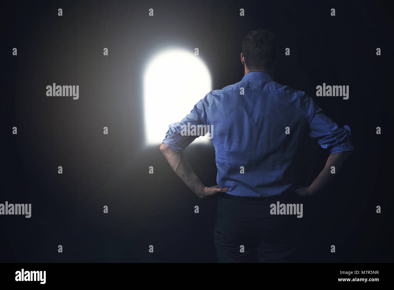 Geschäftsmann sieht das Licht am Ende des Tunnels Stockfoto